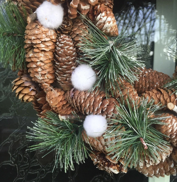 Couronne de Noël avec Pommes de pin et autres déco D 34 cm